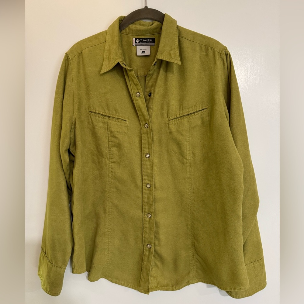 Columbia women’s long-sleeve button up size L